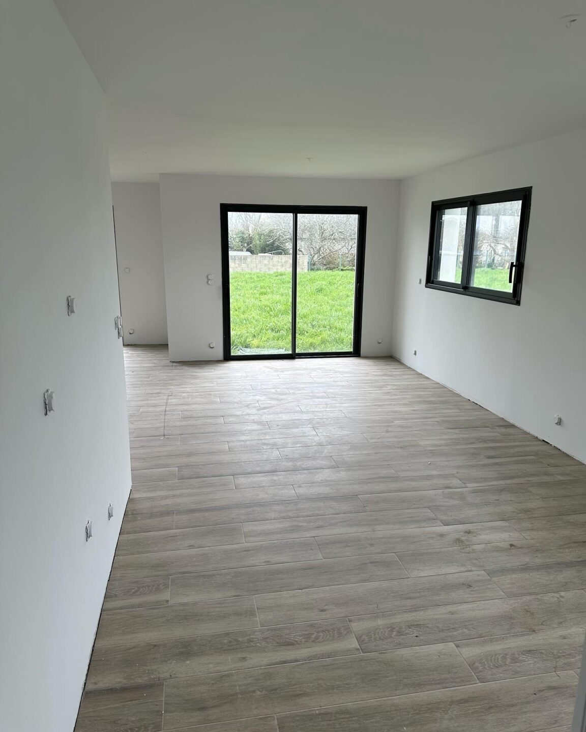 Travaux de peinture intérieure à Quimper et Lorient : nous réalisons vos murs et plafonds avec finitions soignées et peintures professionnelles. Devis gratuit.